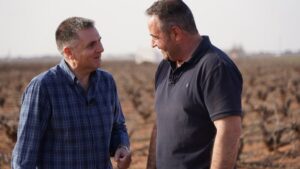 Jaramillo conversa con alejandro viticultor manchego